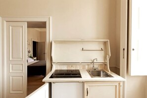 Herdplatte, Kochgeschirr/Geschirr/Besteck, Esstisch