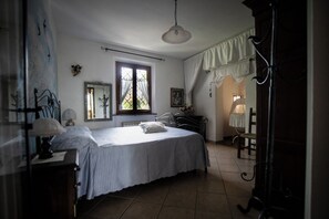 1 quarto, escrivaninha, ferros/tábuas de passar roupa, berço de viagem