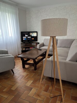 Televisión, chimenea, libros