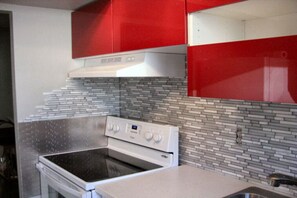 Private kitchen - 1bdrm-Fully Furnished Utilities Incl-McCaul&Dundas (Toronto)