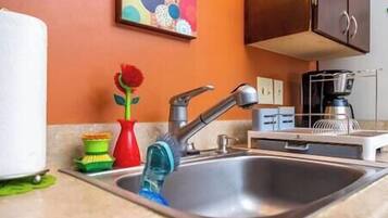 Een koelkast, een magnetron, een oven, een kookplaat