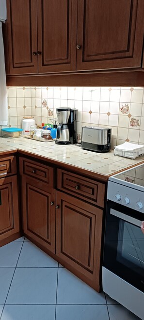 Kühlschrank, Ofen, Wasserkocher mit Kaffee-/Teezubehör, Wasserkocher