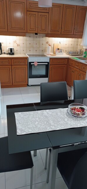 Kühlschrank, Ofen, Wasserkocher mit Kaffee-/Teezubehör, Wasserkocher