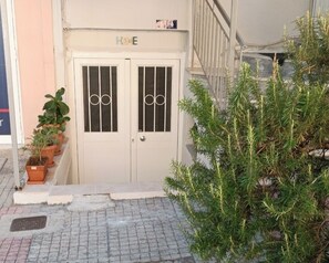 Exterior detail - Dimitri's Cosy Home in Nea Ionia with wifi,a/c, kitchen and sunny yard  (Nea Ionia)