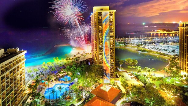 A hotel with a pool, beachfront view, and fireworks display. - Private studio partial ocean/city view, no resort or cleaning fee, with parking! (Honolulu)
