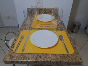 1 habitación, espacio para trabajar con laptop y wifi gratis 