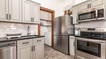 Kylskåp, mikrovågsugn, ugn och spishäll