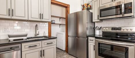 Een koelkast, een microgolfoven, een oven, een kookplaat