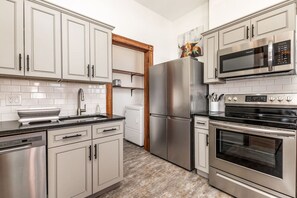 Réfrigérateur, micro-ondes, four, plaque de cuisson