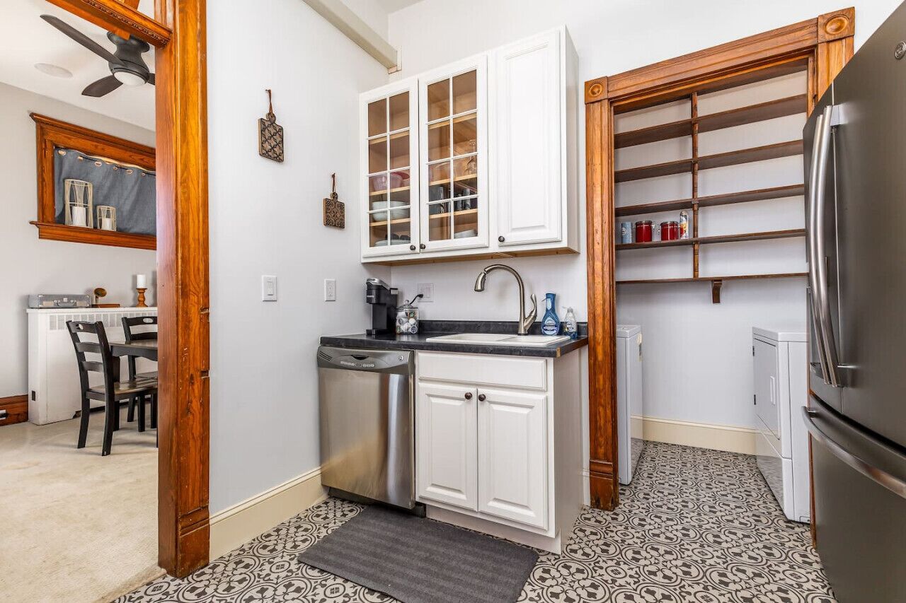 冷蔵庫、電子レンジ、オーブン、コンロ