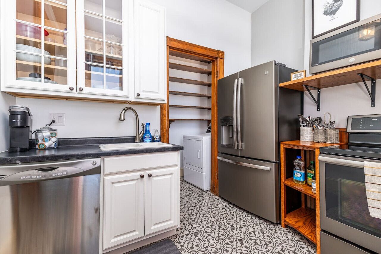 冷蔵庫、電子レンジ、オーブン、コンロ