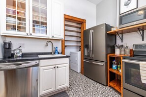 Een koelkast, een microgolfoven, een oven, een kookplaat