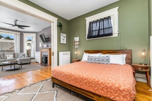 2 soverom, skrivebord, strykejern/-brett og wi-fi (inkludert)