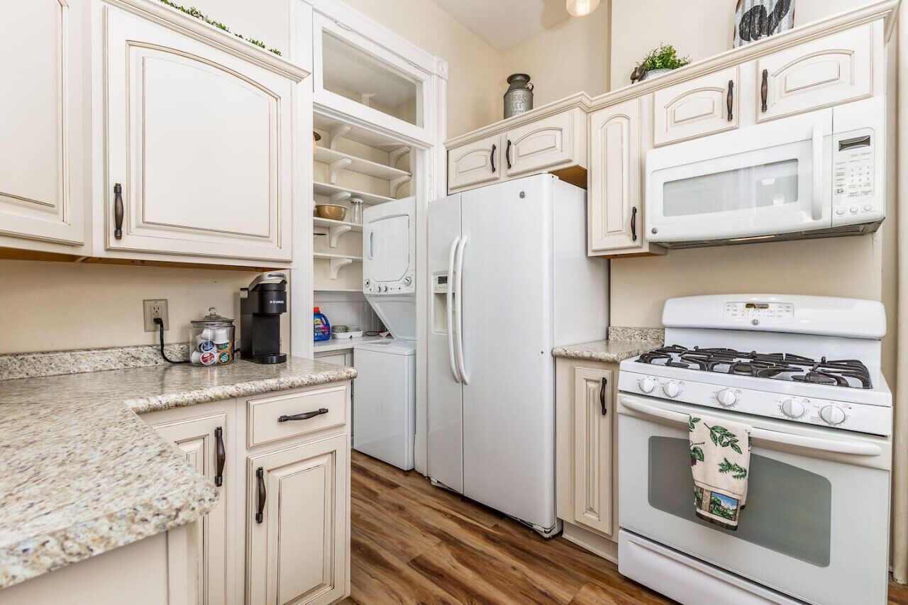 Refrigerador, microondas, horno y parrilla de estufa 