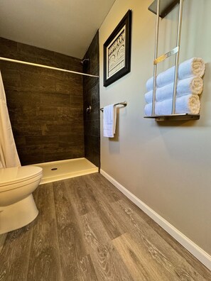 Shower, hair dryer, towels - Unique house with mancave and game room. Wildlife, pet friendly, hot tub, Wi-Fi! (Magnolia)