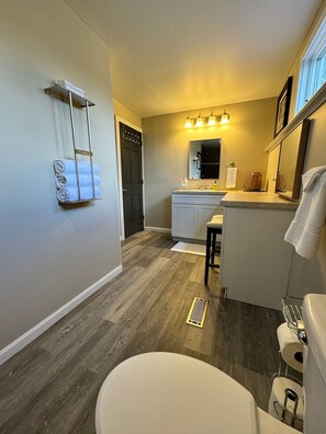 Regadera, secadora de cabello, toallas 