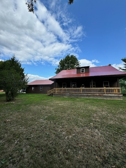 Unique house with mancave and game room. Wildlife, pet friendly, hot tub, Wi-Fi!