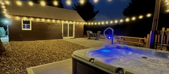 Unique house with mancave and game room. Wildlife, pet friendly, hot tub, Wi-Fi!