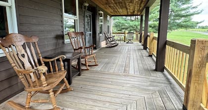 Unique house with mancave and game room. Wildlife, pet friendly, hot tub, Wi-Fi!