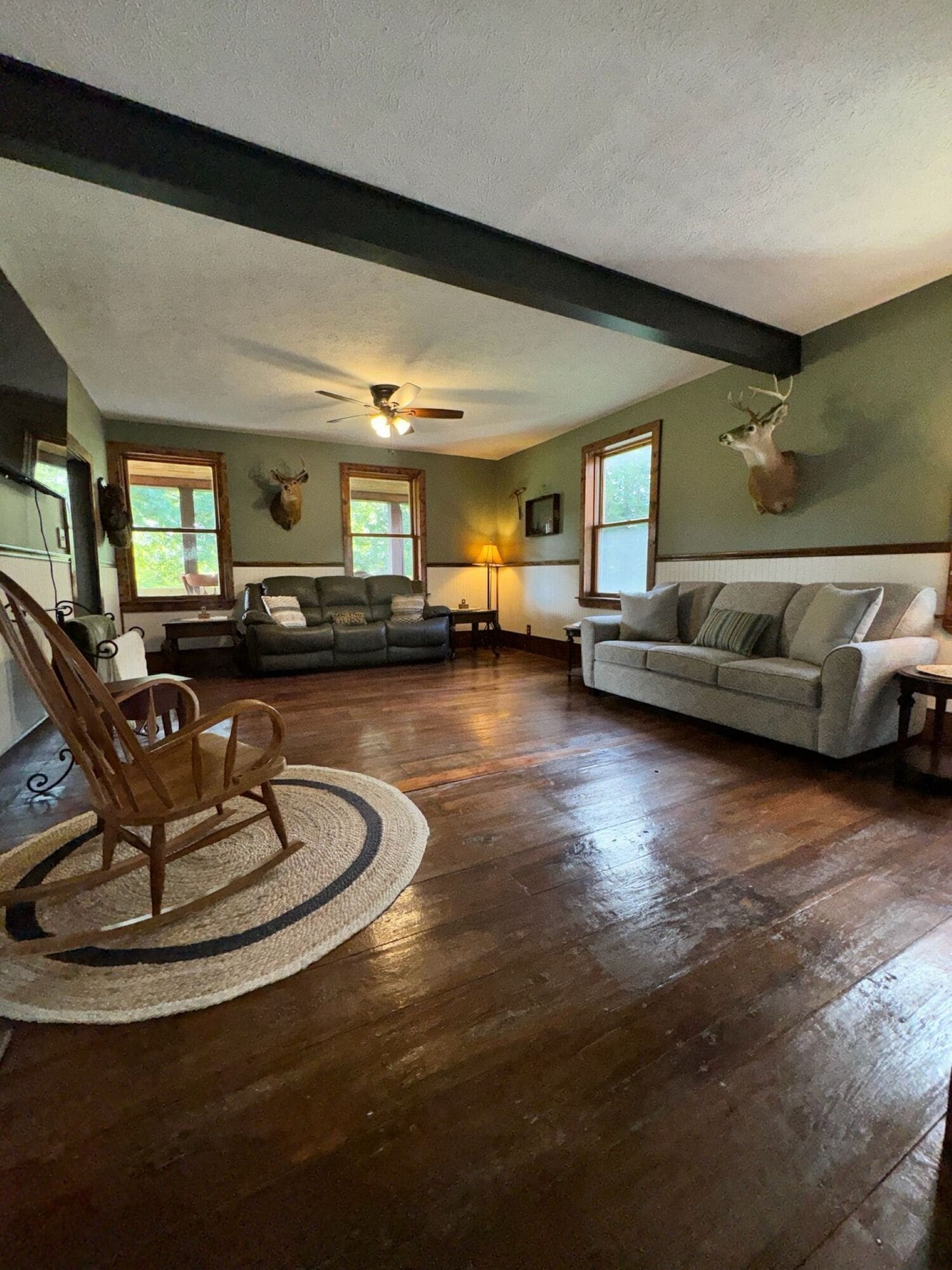 Tv, bordtennisbord, bøger