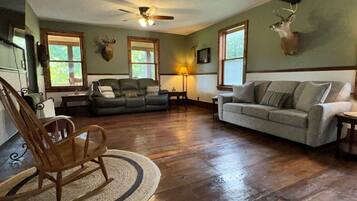 Tv, bordtennisbord, bøger