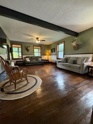 Unclassified image, 3 of 17, button - Unique house with mancave and game room. Wildlife, pet friendly, hot tub, Wi-Fi! (Magnolia)