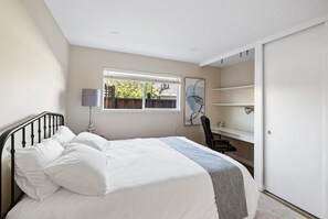 4 bedrooms, desk, iron/ironing board, WiFi