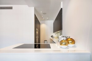 Microwave, oven, stovetop, dishwasher - The May Fair Queen  (London)