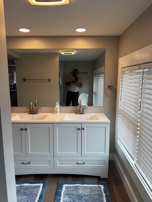 ヘアドライヤー、タオル、石鹸、トイレットペーパー