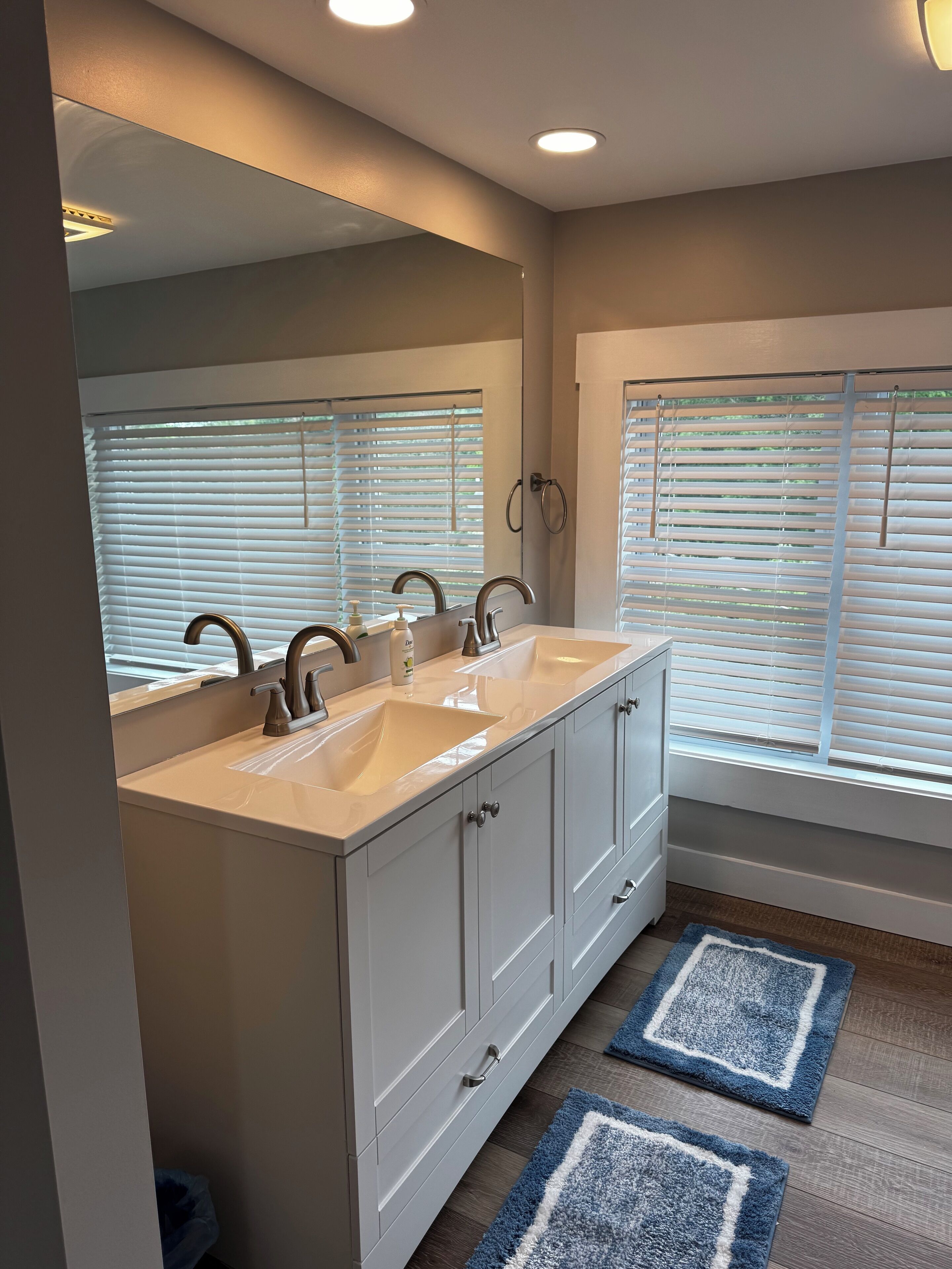 Sèche-cheveux, serviettes fournies, savon, papier toilette