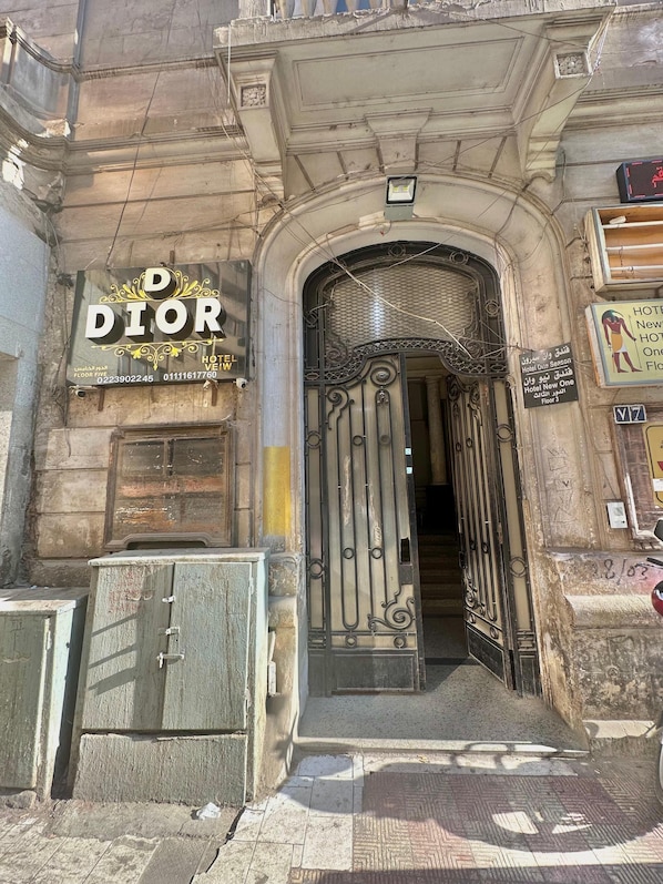 Vista frontal de la propiedad