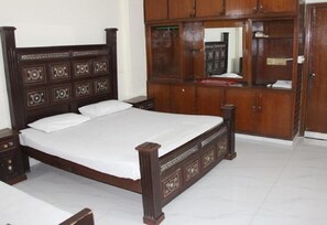 Habitación Deluxe doble | Sistema de insonorización, tabla de planchar con plancha, wifi gratis
