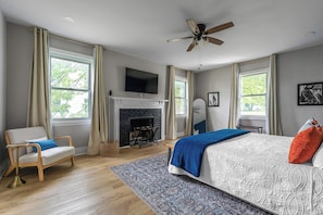 3 bedrooms, iron/ironing board, travel cot, free WiFi - Hot Tub Speakeasy Game Room on Bourbon Trail (Shelbyville)