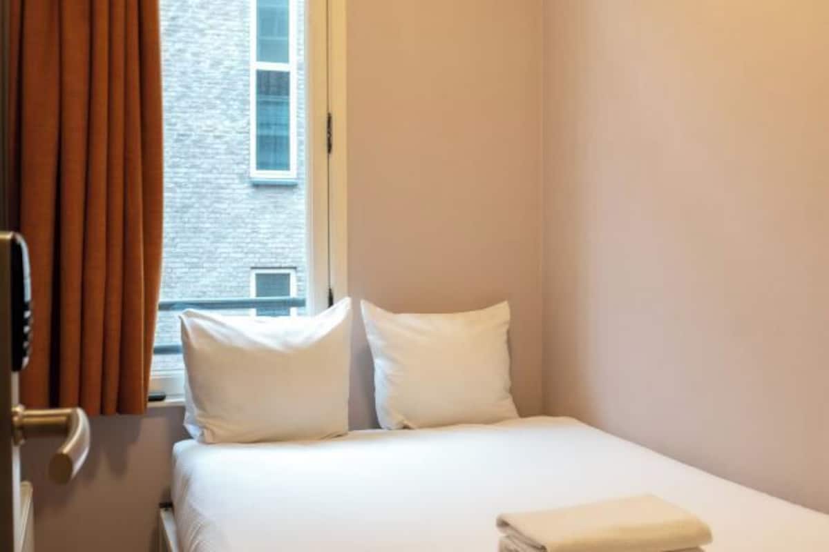 Quartos à prova de som, ferros/tábuas de passar roupa, Wi-Fi de cortesia