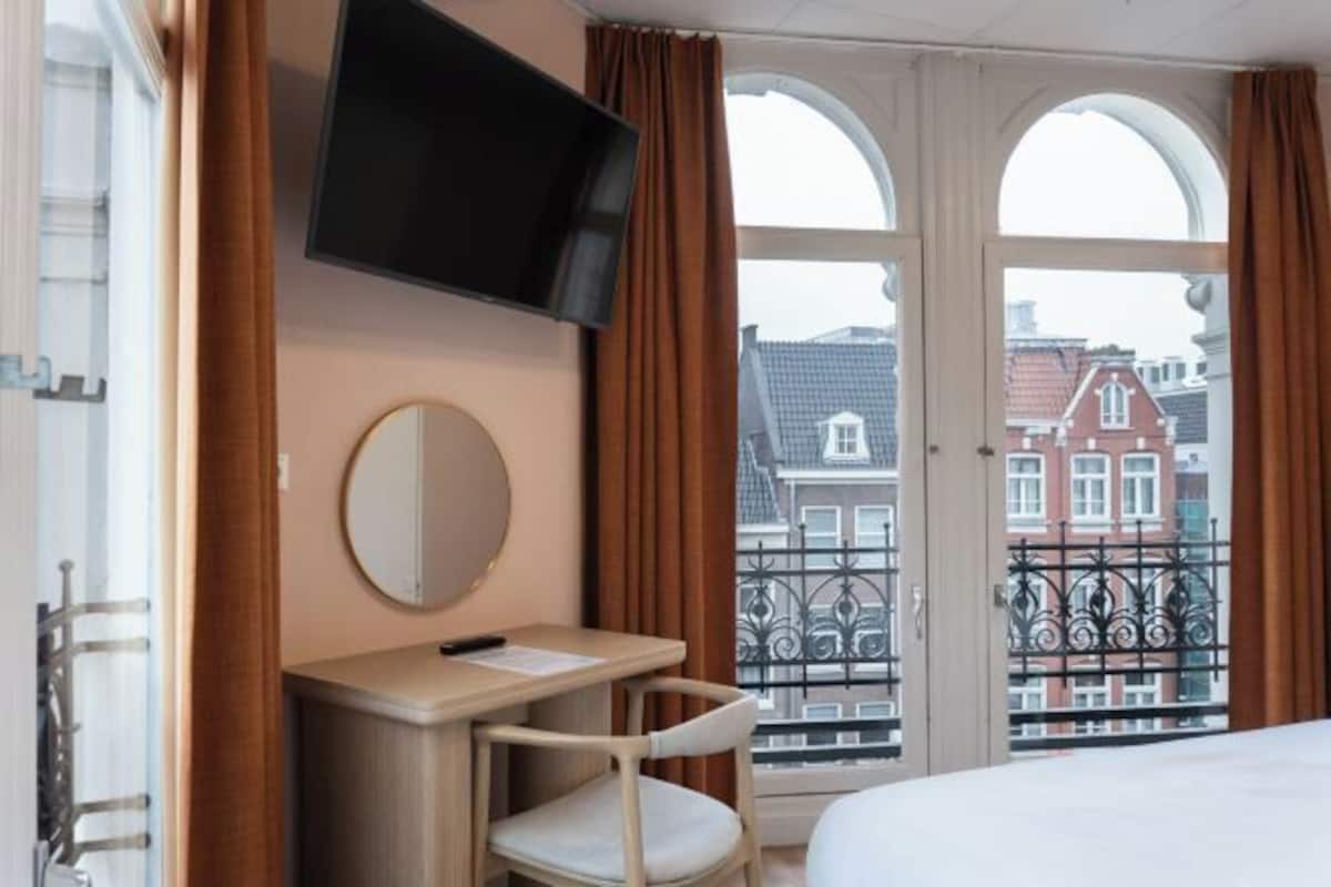 Quartos à prova de som, ferros/tábuas de passar roupa, Wi-Fi de cortesia