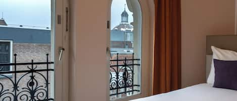 Double Room, Shared Bathroom | Soundproofing, iron/ironing board, free WiFi, bed sheets