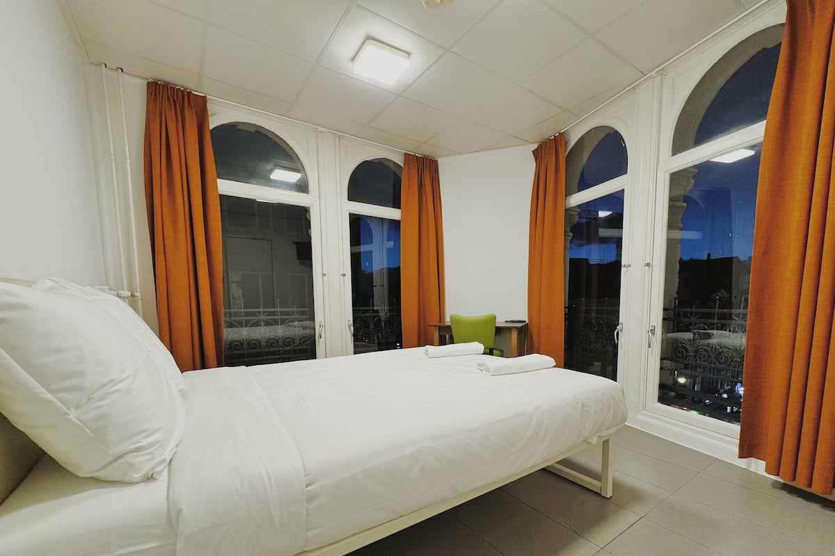 Superior Double Room | Bathroom | Shower, free toiletries, hair dryer, towels
