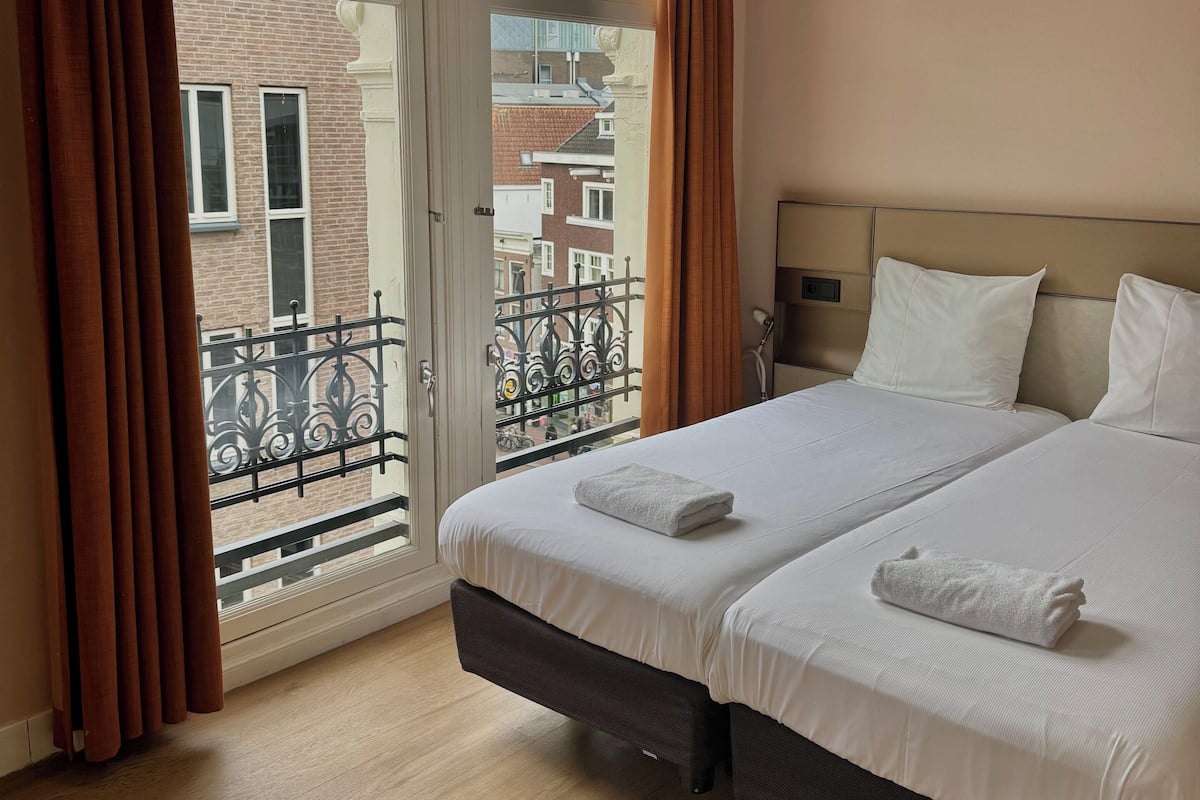 Chambre Supérieure avec lits jumeaux | Fer et planche à repasser, Wi-Fi gratuit, draps fournis