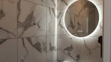 Habitación superior con 2 camas individuales | Insonorización, tabla de planchar con plancha y wifi gratis