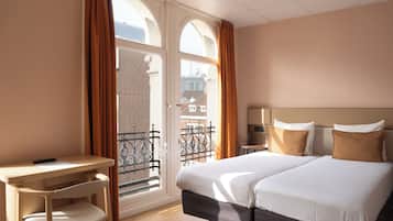 Habitación superior con 2 camas individuales | Insonorización, tabla de planchar con plancha y wifi gratis