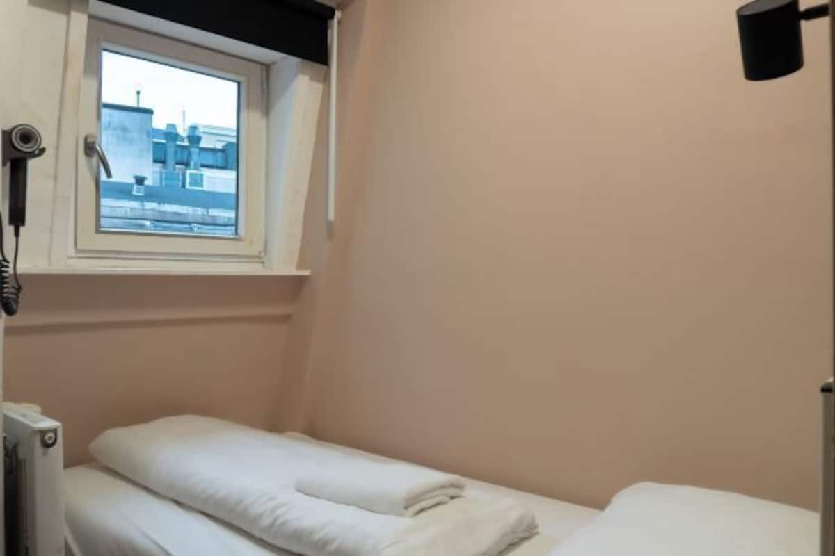 Sistema de insonorización, tabla de planchar con plancha y wifi gratis