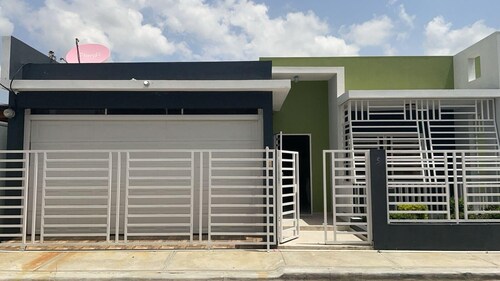 Casa Orquiedia en centro de Bani, con Wifi y AC 