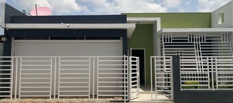 Casa Orquiedia en centro de Bani, con Wifi y AC 