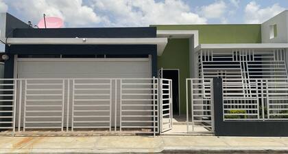 Casa Orquiedia en centro de Bani, con Wifi y AC