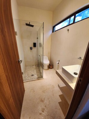 Dusj, hårføner, håndklær og såpe