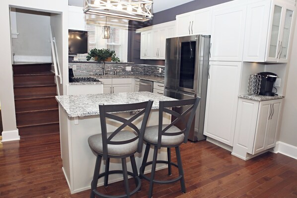 Fridge, microwave, oven, stovetop - 3-bedroom house in awesome Cincinnati with WiFi, AC, and off street parking. (Cincinnati)