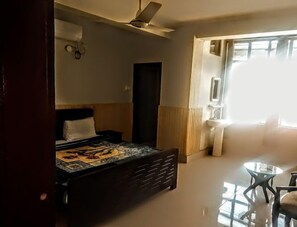 Deluxe Double Room | Soundproofing, free WiFi - Al Atiq Hotel (Muzaffarabad)
