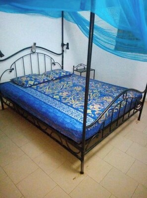 3 bedrooms, in-room safe, iron/ironing board, travel cot