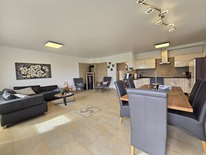 Smart-TV, Kamin, Bücher