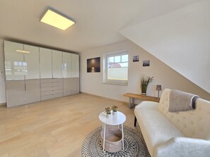 Smart-TV, Kamin, Bücher